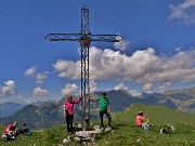56 Alla croce del Vindiolo (2056 m) con Prisca, amica compagna di tante escursioni 